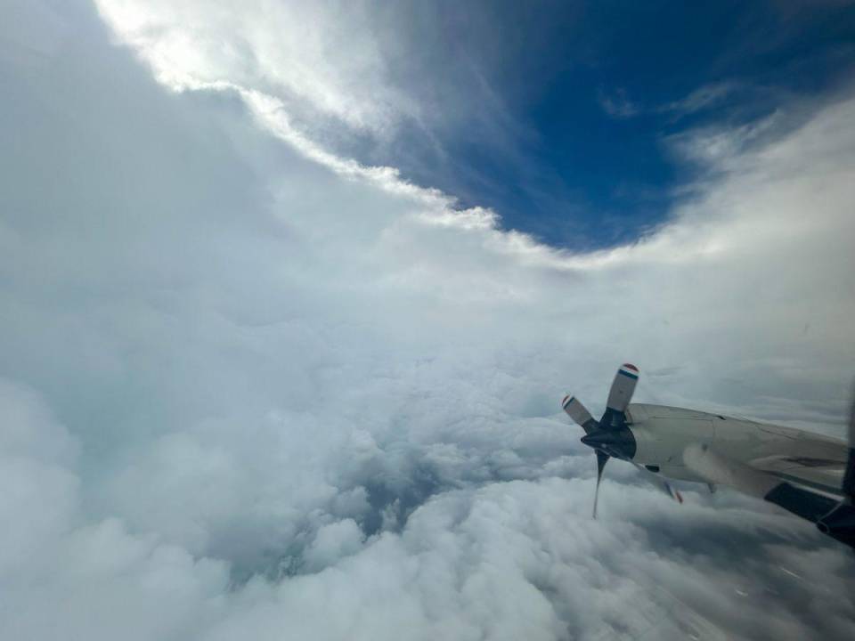 Un caza huracanes de la NOAA de Estados Unidos realizó un vuelo al interior del ojo de Beryl mientras continúa con su paso por el mar Caribe.