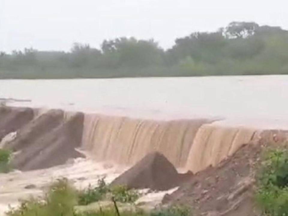Las fuertes lluvias hicieron que el caudal del río Goascarán desbordara con facilidad las bordas que el gobierno construyó, evidenciando la fragilidad de la millonaria obra.