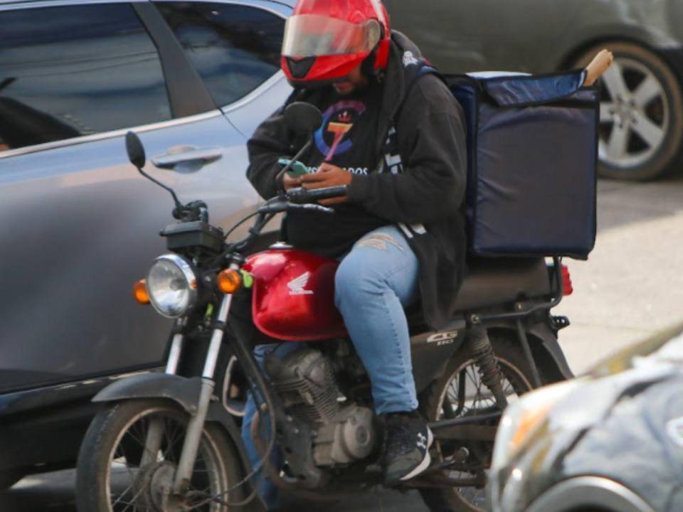 A pesar de que conocer la Ley de Tránsito es un requisito obligatorio para obtener la licencia de conducir, muchos motociclistas comenten varias imprudencias e infracciones a diario. A continuación enumeramos las más comunes para que las evite al momento de utilizar su vehículo de dos ruedas.