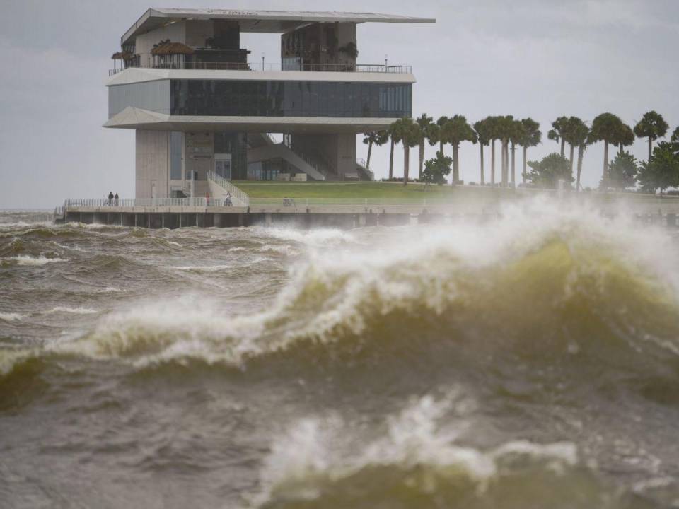 Una marejada ciclónica sin precedentes, inundaciones y daños en estructuras y árboles que han dejado hasta el momento al menos cuatro muertos y decenas de personas atrapadas en sus viviendas tras el paso de este fenómeno natural.