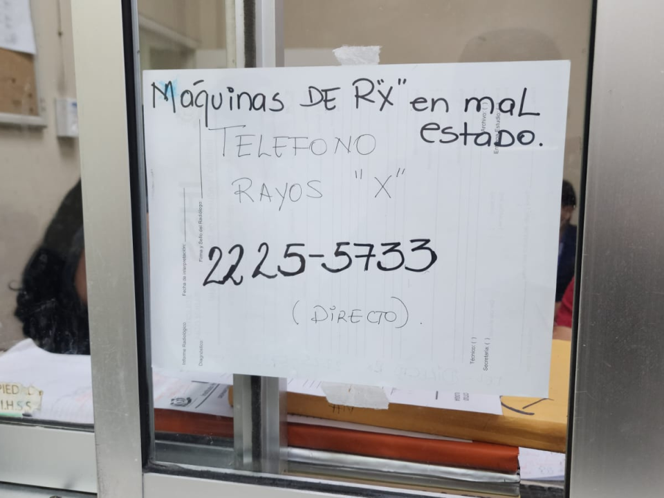 En la sala de rayos x, en la ventanilla, hay está el rótulo que especifica que no pueden hacer nada para sacar radiografías de los pacientes.