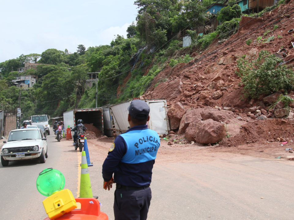 Conductores tienen que manejar con precaución debido a que todavía hay rocas que obstruyen la calle que conduce a la salida a Danlí.