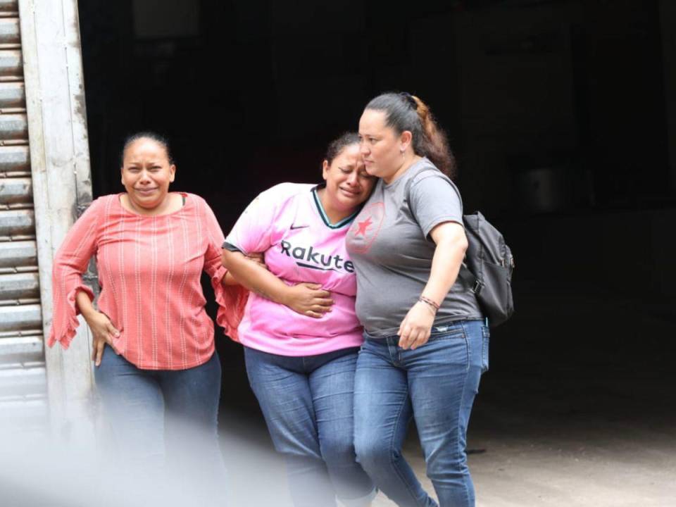 Totalmente desconsolada llegó la madre del menor de 13 años que fue asesinado dentro del Centro de Internamiento “Nueva Jalteva” hasta la morgue capitalina para retirar sus restos. Estas son las imágenes del duro momento.