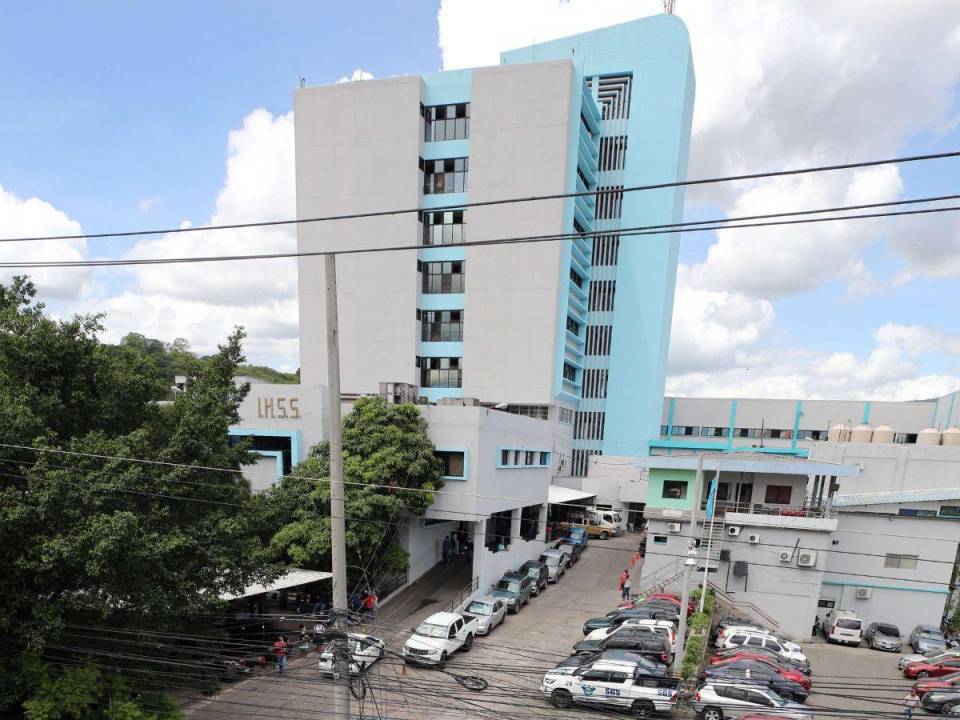 El exdirector Carlos Aguilar pretendía construir dos nuevos hospitales.