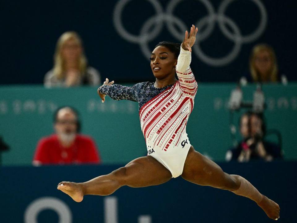 Simone Biles se llevó este martes su primera medalla de oro en París-2024 al guiar al equipo estadounidense a lo alto de la gimnasia artística de los Juegos Olímpicos. Aquí las imágenes de la rutina que la llevó a la victoria.