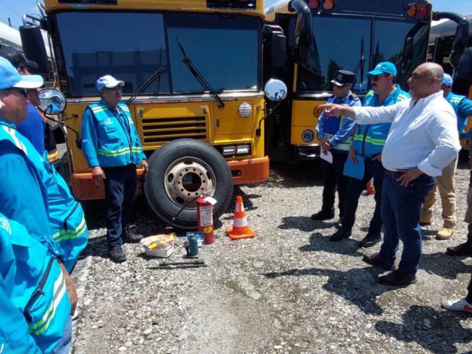 En la capital y en varias ciudades del país se realiza el proceso de revisión de las unidades.