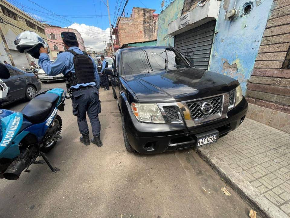 El vehículo, estacionado en la quinta avenida, séptima calle, presentaba rastros de sangre.