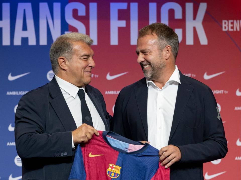 Joan Laporta confirmó que el Barcelona busca dos fichajes para reforzar la plantilla de Hansi Flick.