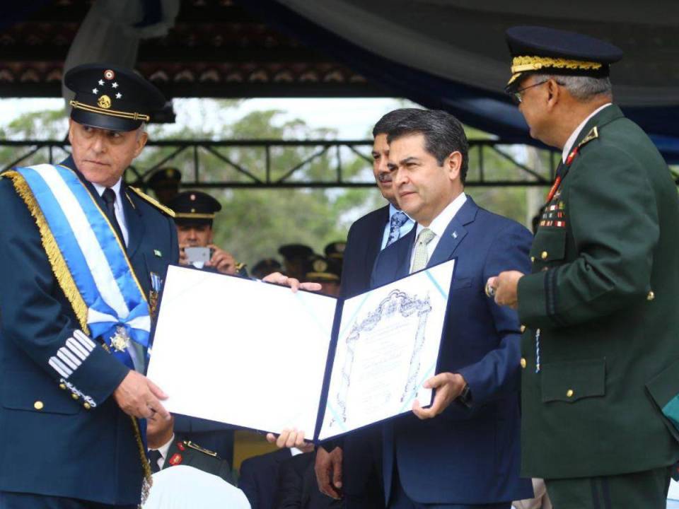 El presidente de Honduras entregó un reconocimiento al Secretario de Defensa de México, Salvador Cienfuegos.