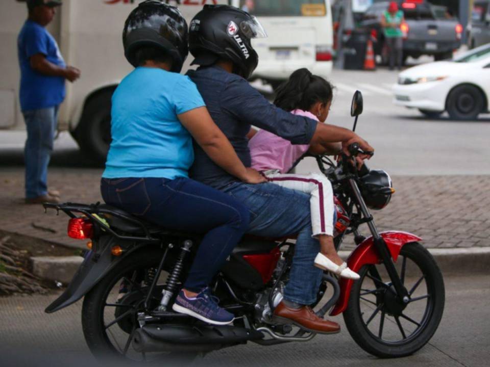 Es usual ver a niños viajando en una motocicleta, incluso a familias enteras, con pocas o inexistentes medidas de protección para prevenir un accidente en estos vehículos de dos ruedas. Conozca las alarmantes cifras en torno a este problema.