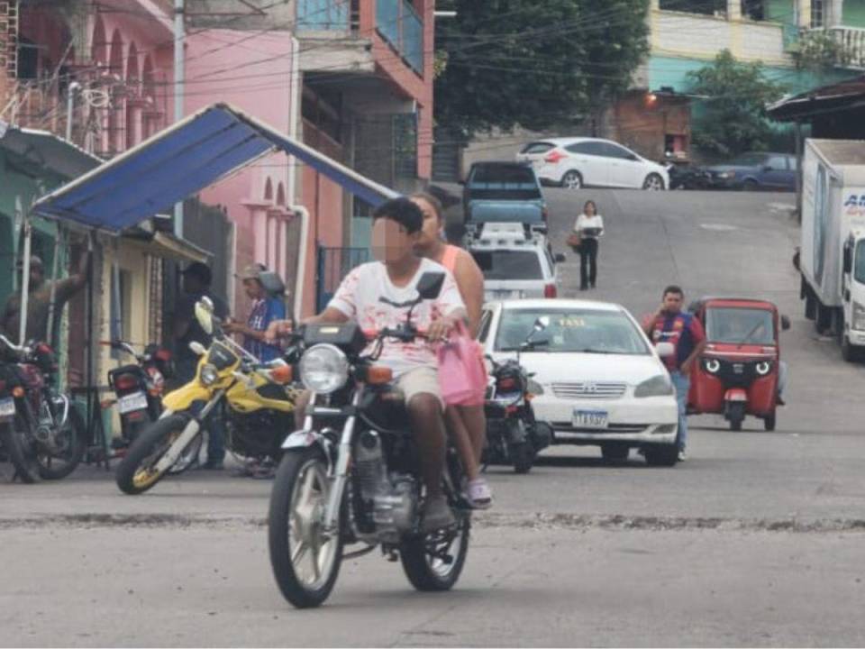 En los barrios y colonias es común observar que menores conducen motos, por ejemplo en la imagen se observa a un menor transportando a otro niño y a una mujer adulta.