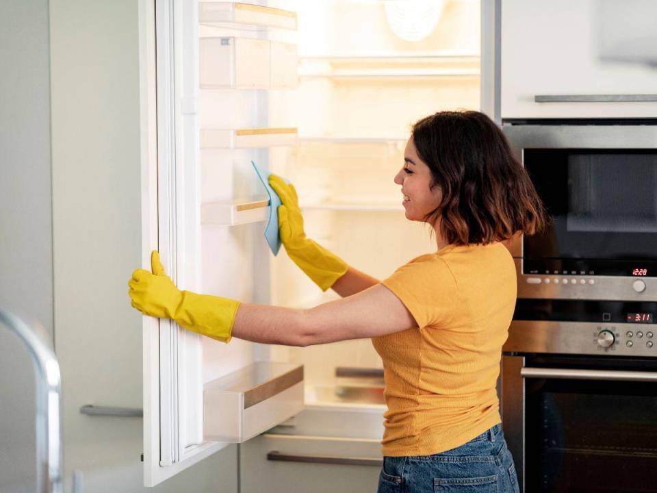 Si su refrigerador tiene manchas difíciles de eliminar, mezcle bicarbonato de sodio y agua, y úntelo directamente en el área.