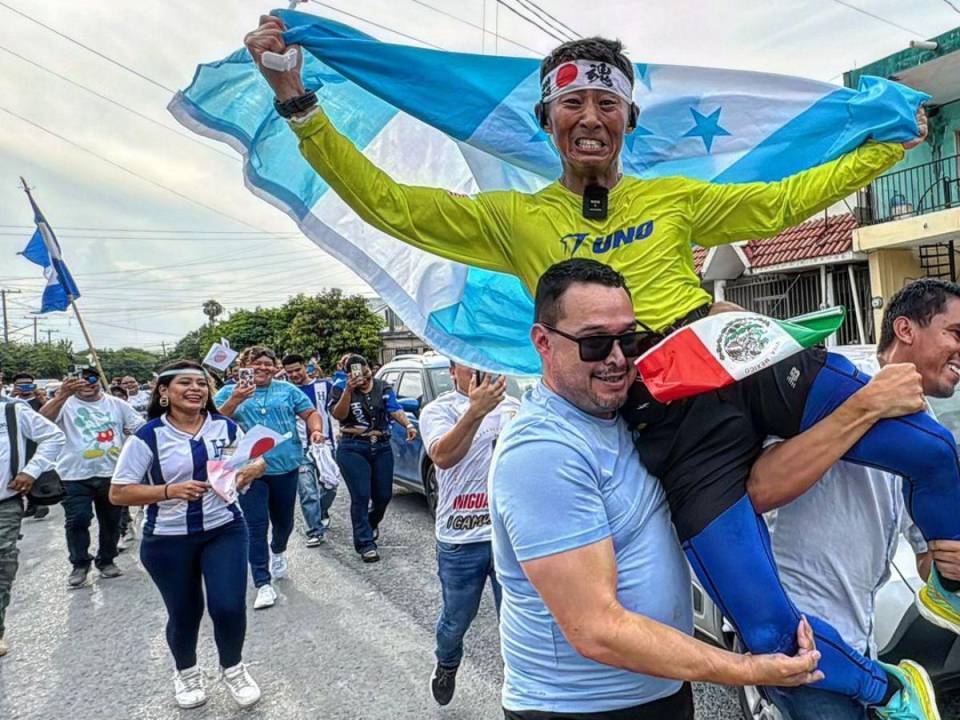 Alentado por hondureños y mexicanos el youtuber japonés-estadounidense, Shin Fujiyama, completó con éxito la hazaña de correr 210 kilómetros en el desierto de México, como parte del reto de los 3,000 kilómetros desde la frontera de México y Estados Unidos hacia Honduras, con el objetivo de seguir construyendo y reparando escuelas para los niños hondureños.