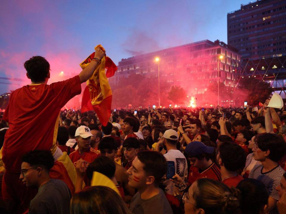 Emocionados y complacidos con el desempeño de su Selección de fútbol, miles y miles de españoles salieron a las calles para celebrar el triunfo de “La Roja” sobre Inglaterra. Aquí las imágenes de cómo desbordaron el país de alegría por su nueva copa.