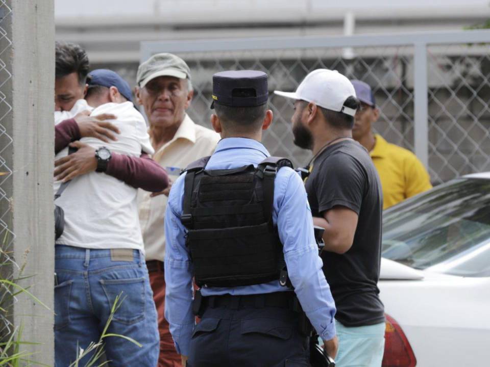 Drama por parte de los familiares, fuerte presencial policial, y las sospechas de extorsión es parte de lo que se vive en la escena de un taxista asesinado en Tegucigalpa, capital de Honduras. A continuación las imágenes.