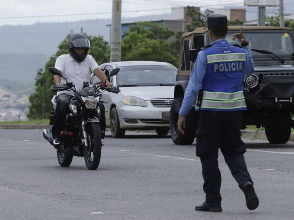 En Honduras, el uso de las motocicletas como medio principal de transporte aumentó significativamente en los últimos años por diversas razones, entre las que se encuentran, mayor eficiencia al movilizarse en las principales ciudades, costos accesibles, entre otros. Sin embargo, este incremento también ha traído consigo un alarmante aumento en los accidentes de tránsito. Por ello, es crucial que los motociclistas conozcan y respeten las normas de tránsito establecidas, tanto como para su seguridad y la de los demás usuarios de la vía.