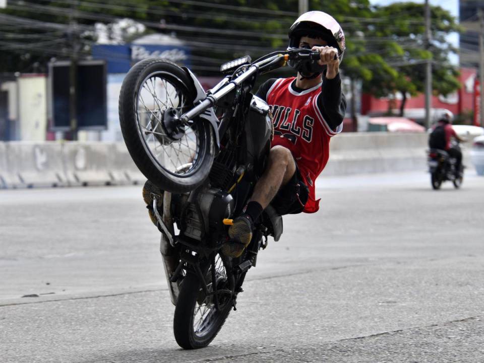 Pablo Agurcia se lució ante las cámaras de EL HERALDO con acrobacias, recordando siempre el uso del casco, pues la experiencia en motocicleta no se reconoce cuando hay un segundo conductor al volante.