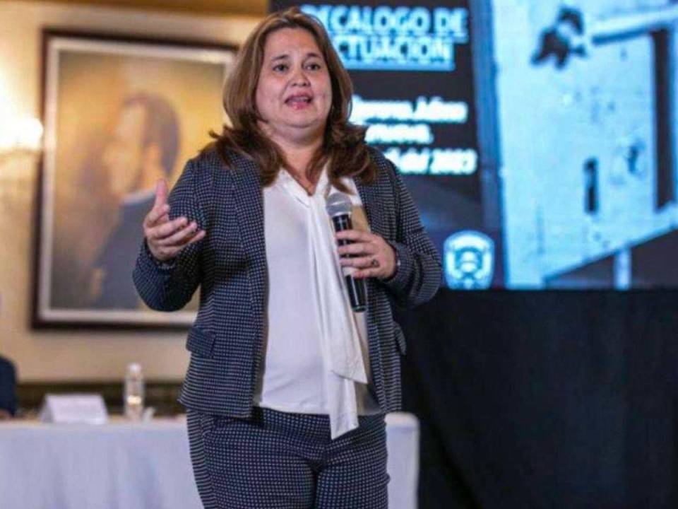 La viceministra de Seguridad, Julissa Villanueva, aseguró que -pese a su perfil- no se comparte con ella información sobre cómo se realizan los procesos de licitación y compras directas en esa dependencia.