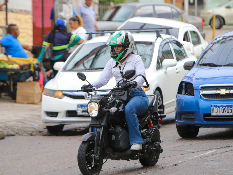 Cada vez más mujeres usan motocicletas como su medio de transporte.