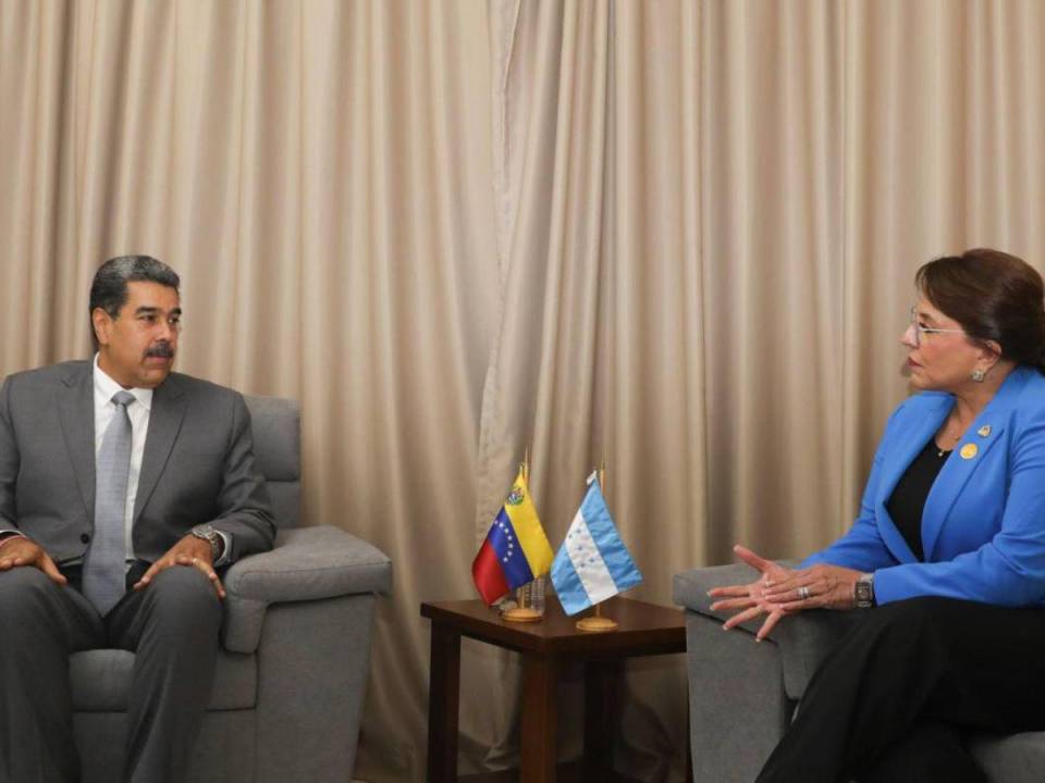 La presidenta Xiomara Castro ha sostenido varios encuentros con el presidente venezolano Nicolás Maduro, un político perseguido por la justicia estadounidense por narcotráfico.