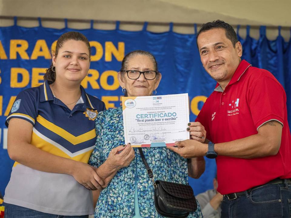 <i>Ciudadana recibe su certificado de alfabetización después de completar el programa.</i>