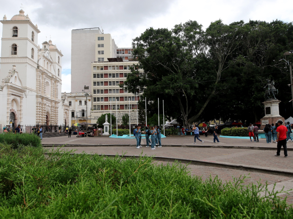 Cuando la Plaza Central Francisco Morazán se convirtió en parque, fue limitado su perímetro y se ubicaron las estatuas de Francisco Morazán, las Cuatro Estaciones y bancas, olvidando el antiguo término de Plaza Mayor.