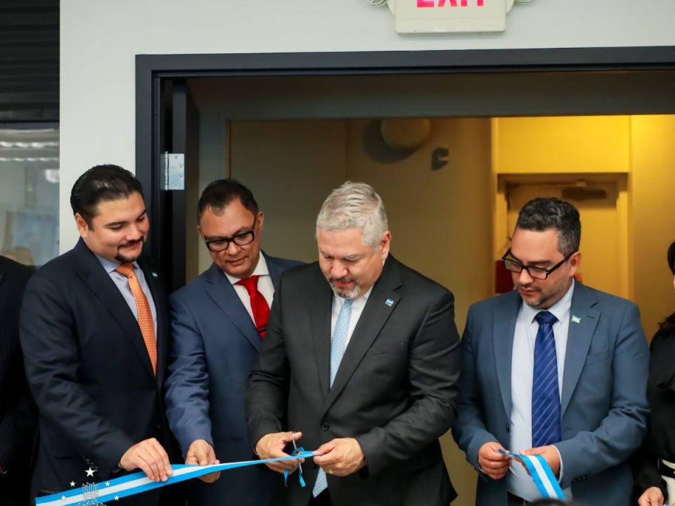 A la inauguración asistió el vicecanciller Enrique Reina; el vicecanciller de Asuntos Consulares y Migratorios, Antonio García; el embajador de Honduras en Estados Unidos, Javier Bú; y el director del Instituto Nacional de Migración (INM), Allan Alvarenga.