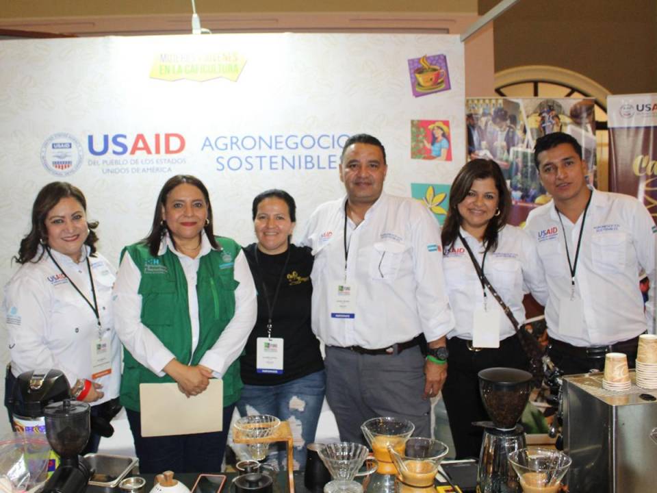 <i>Representantes de USAID y Agronegocios Sostenibles junto a la Ministra de la SAG Laura Suazo, discuten estrategias para fortalecer la caficultura hondureña.</i>