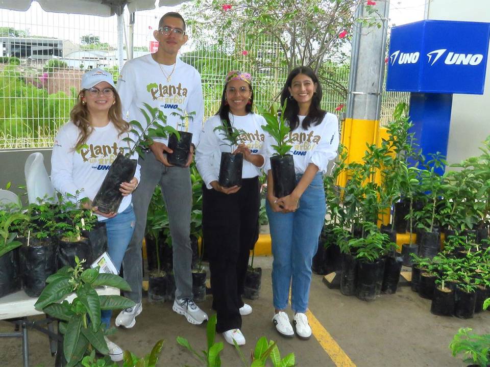 <i>La estación de servicio UNO El Molino en Tegucigalpa se llenó de vida y entusiasmo durante el lanzamiento de la campaña “Planta un árbol con UNO.</i>