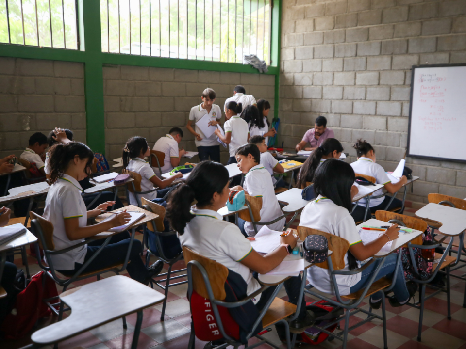 Tanto en tercero, quinto, como en octavo grado, los estudiantes con edades superiores a la media establecida presentaron peor rendimiento en Español y Matemáticas.