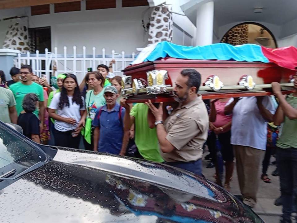 La tarde del lunes, el ambientalista y regidor Juan Antonio López, fue sepultado en el cementerio del municipio de Tocoa, Colón.