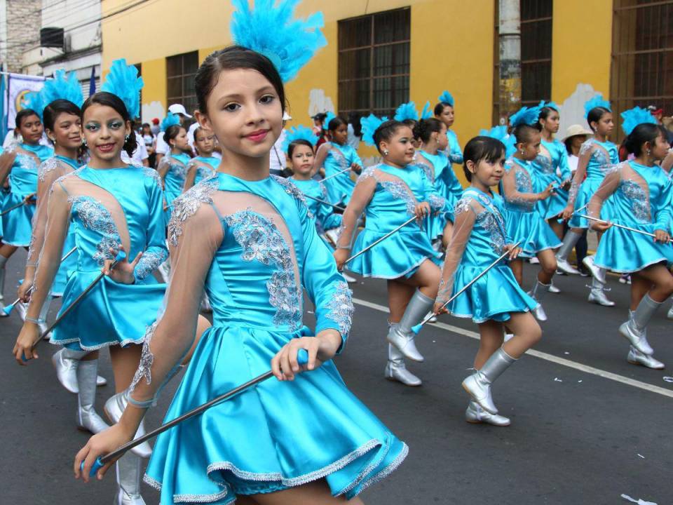 Las calles de Tegucigalpa y Comayagüela fueron testigos del fervor patrio de los niños de primaria.