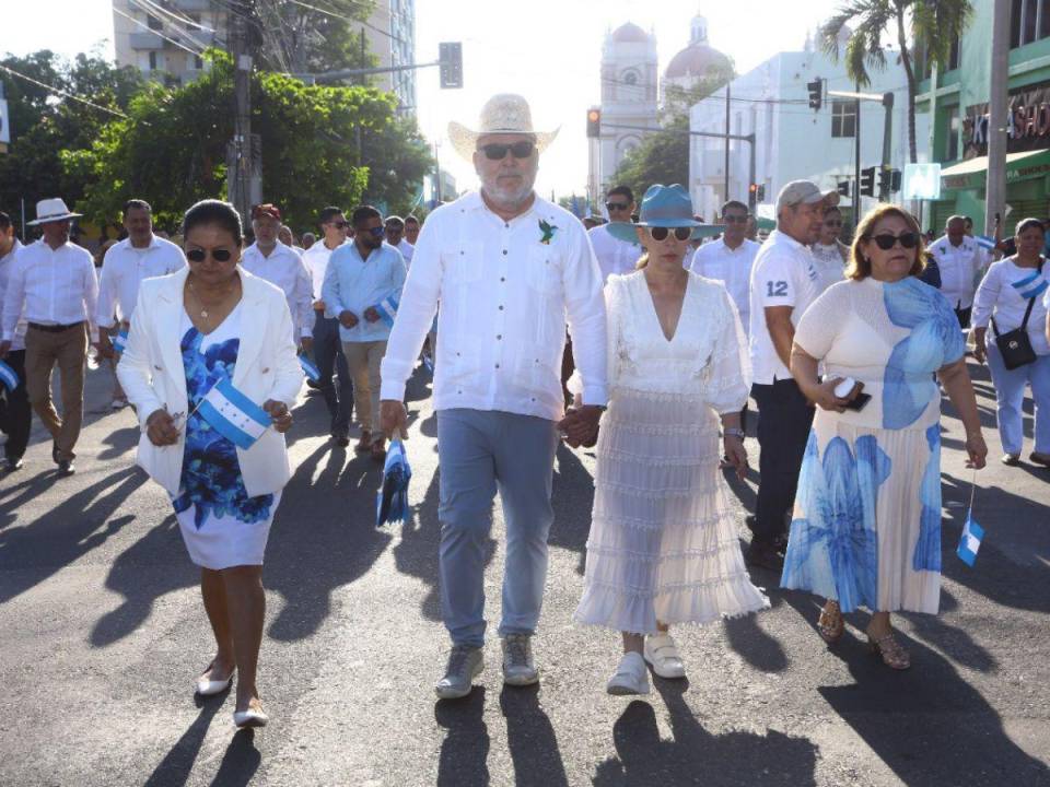 Con color y patriotismo se están llevando a cabo los desfiles patrios 2024 en San Pedro Sula. Diferentes colegios y cadetes de las Fuerzas Armadas se encuentran en las principales calles de la capital industrial. A continuación las imágenes.