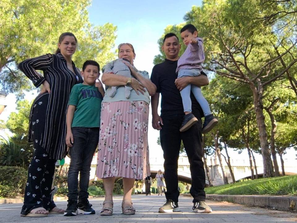 La hondureña Eunice Espinoza, originaria de La Unión, Copán, logró subir a la segunda planta de la casa vecina junto a toda su familia para salvarse.