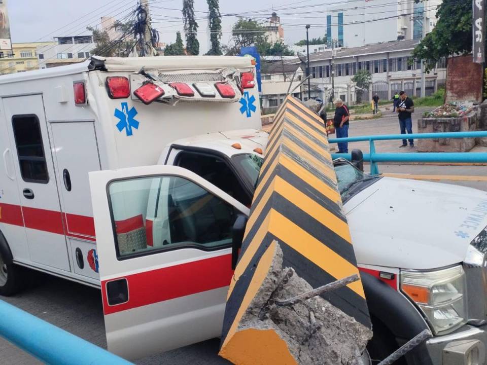 El accidente dejó herido al conductor de la ambulancia, quien fue trasladado a un centro asistencial.