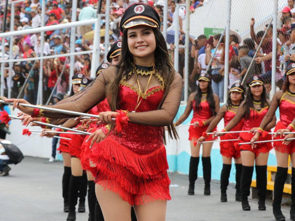 Michell Sánchez se convirtió en la destacada palillona del Instituto Evangélico Abdiel. Aquí las fotografías de su recorrido por el Estadio Nacional.