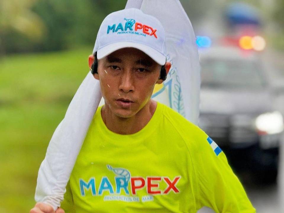 El influencer japonés continuó con su carrera a pesar de exponerse a las primeras lluvias que dejó el ingreso del huracán John a México.