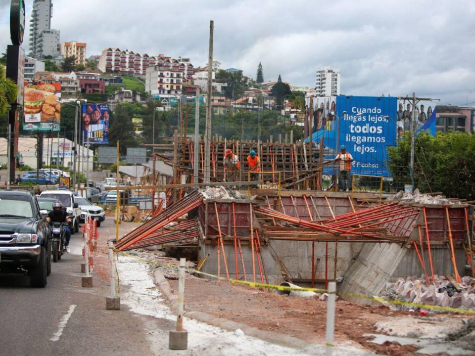 Se está por finalizar las columnas del paso elevado. Para luego comenzar a instalar las vigas.