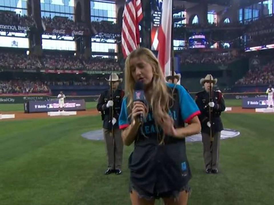 La cantante de música country Ingrid Andress protagonizó un bochornoso momento durante el Home Run Derby en Arlington, al cantar el himno nacional de Estados Unidos con numerosos desafines y gallos.