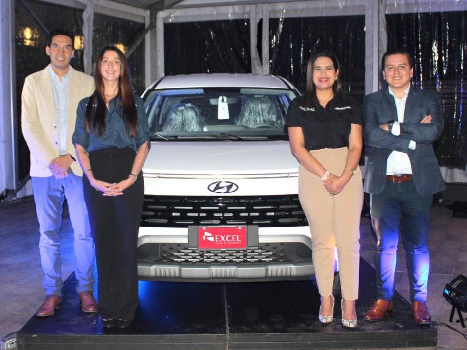 <i>Ejecutivos de Excel y Hyundai presentan con orgullo el nuevo Stargazer, reafirmando su compromiso continuo con la innovación y la excelencia.</i>