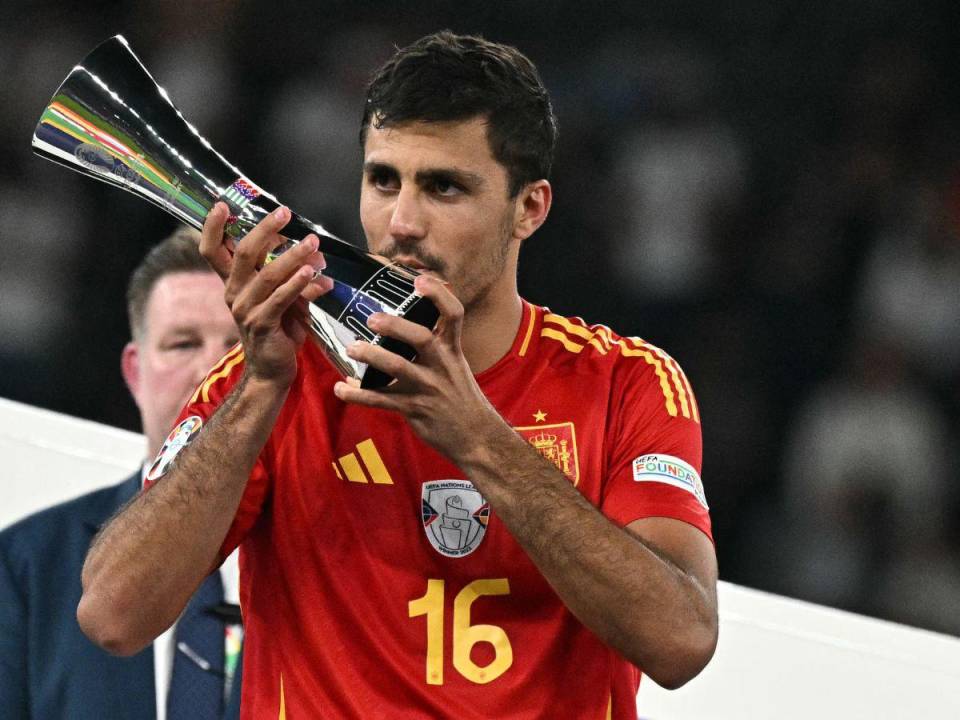 No siempre el mejor jugador del torneo debe ser un goleador o un delantero. En la Eurocopa 2024, el mediocampista español Rodri Hernández se llevó el MVP del torneo, sumándose a la lista de galardonados por este premio. Conozca quiénes más han sido los MVP de la Eurocopa a continuación.