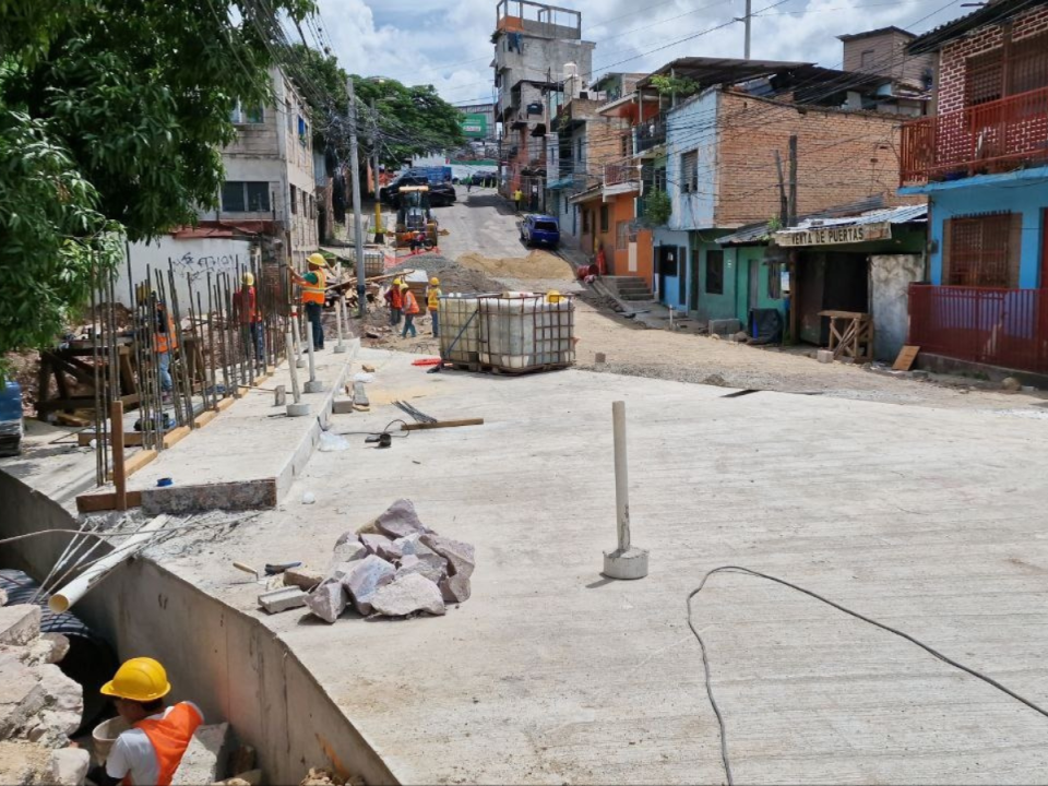 Los equipos trabajan en el desencofrado de la caja #3, mientras que se conectan los canales con las diferentes cajas.