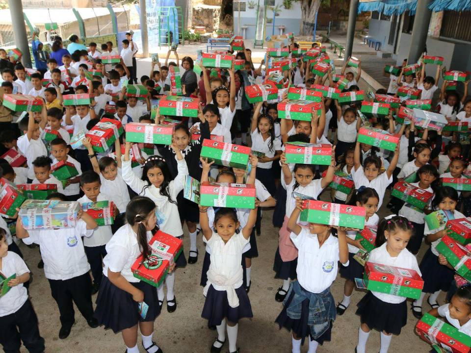 Miles de niños reciben su regalo en las escuelas, casa hogar, orfanatos y hasta en los hospitales de las diferentes ciudades del país.