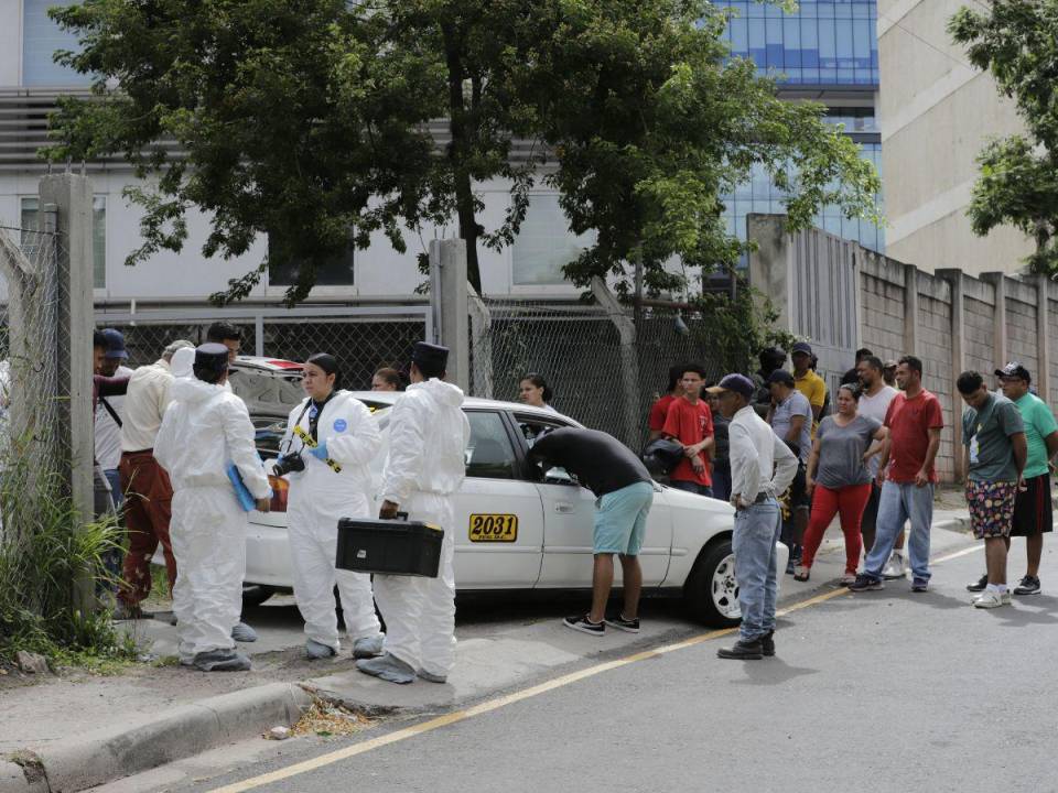 Equipos de Inspecciones Oculares de la DPI levantaron evidencias donde le quitaron la vida al conductor del taxi con registro 2031.