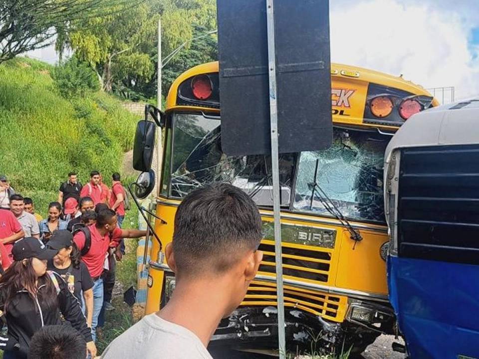 Un autobús proveniente de El Progreso, Yoro, estuvo a punto de causar una tragedia en la entrada de la capital de Honduras, Tegucigalpa, específicamente a la altura de la colonia El Carrizal, tras protagonizar un accidente de colisión múltiple. A continuación las imágenes del aparatoso percance.