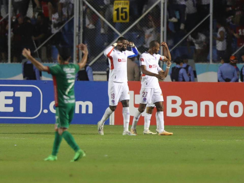 Con goles de Arboleda y Chirinos, Olimpia está en ventaja en la gran final y acaricia la copa de campeón.