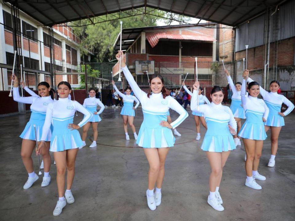 Las palillonas del Instituto Jesús Aguilar Paz se preparan con gran dedicación para deslumbrar en los desfiles de este 15 de septiembre, conmemorando el 203 aniversario de la independencia de Honduras. Reconocidas por su talento y belleza, las jóvenes han dedicado semanas a perfeccionar sus pasos y coreografías para rendir homenaje a la patria. Con entusiasmo y orgullo, las 15 jóvenes se aprestan a deslumbrar al público y destacar como uno de los mejores institutos en las fiestas patrias. A continuación las imágenes.