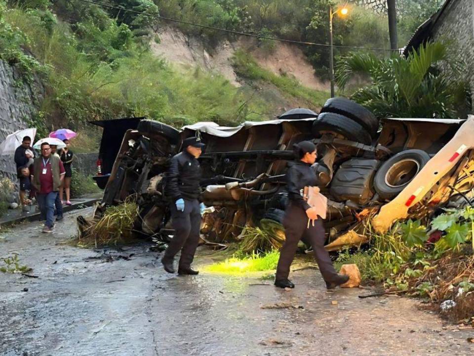 El bus escolar transitaba por el anillo periférico cuando cayó en una hondonada y fue a parar a la colonia La Fuente de la capital.