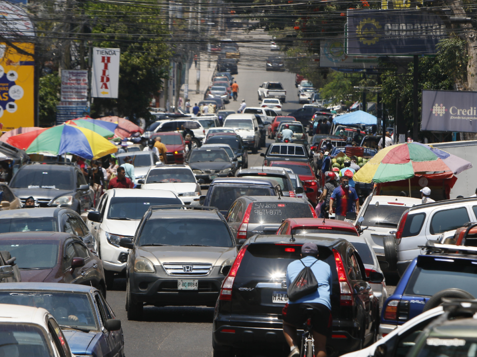 El Distrito Central de Honduras, con su combinación de futurismo y patrimonio histórico, enfrenta el reto de gestionar su sobrepoblación vehicular.