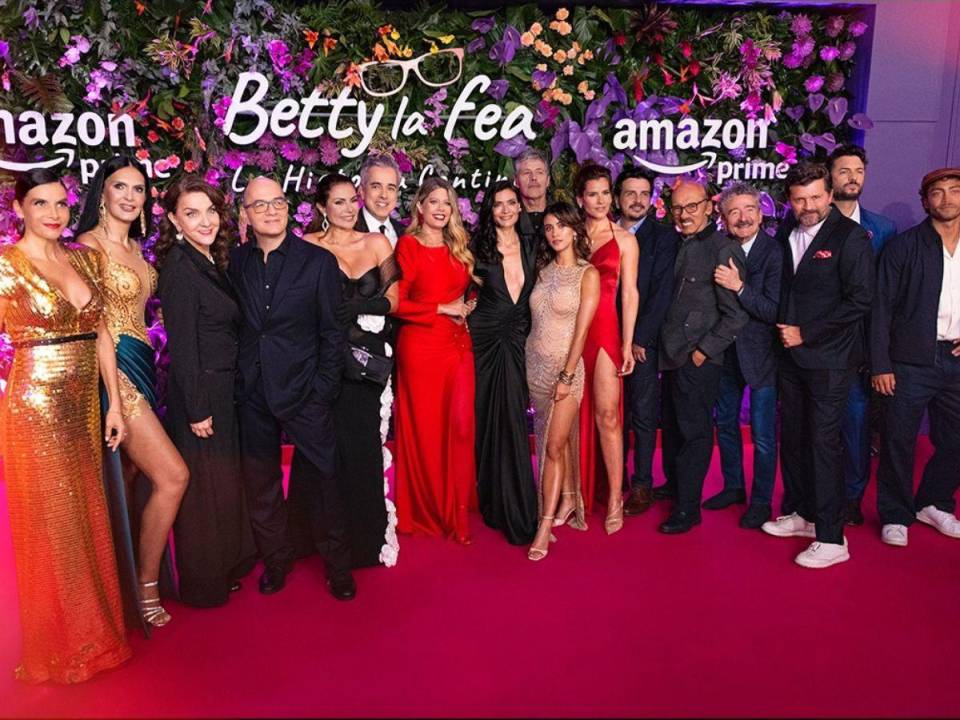 “Betty, la Fea: la historia continúa” está a tan solo unas horas de debutar en las pantallas de Amazon Prime Video a nivel mundial y estos son los actores que asistieron a la premiere del proyecto que retoma las vivencias de Beatriz Pinzón y Armando Mendoza. A continuación las imágenes.
